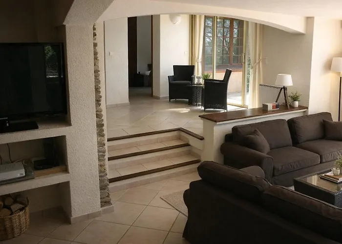 Villa Mediterraneenne Avec Piscine Et Jardin